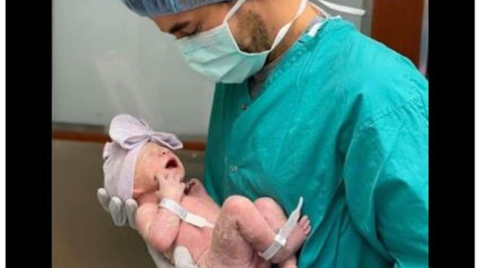 Ексклузивно! Анна Курникова и Енрике Иглесиас показаха новородената си дъщеря (Снимки от болницата)