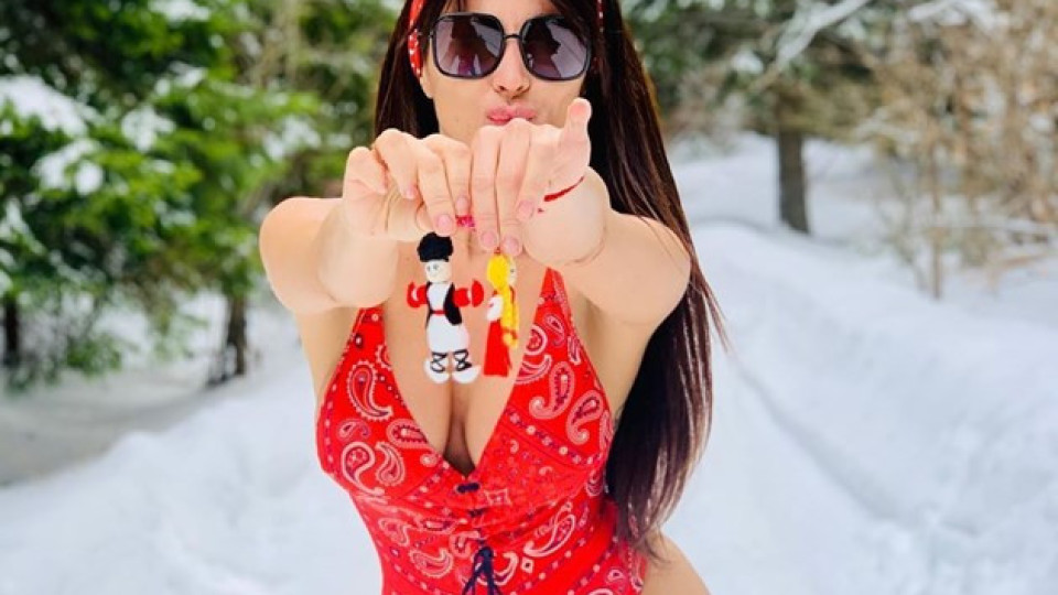 Мариана Маринова нагорещи по бански в снега (Миската показа секси форми - Снимки)