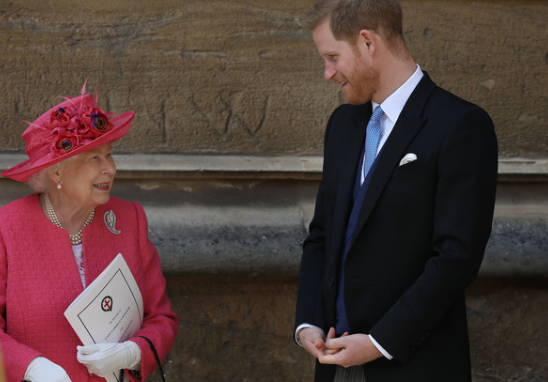 Елизабет II прости на Меган и Хари (Върна снимката им при другите)