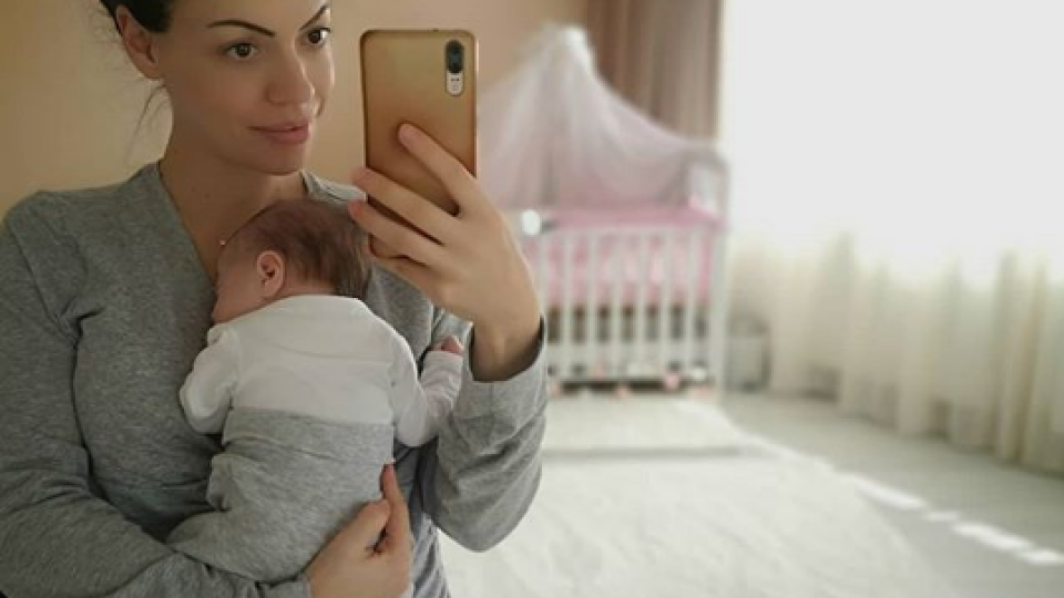 Славея Сиракова показа бебето (Вижте малката Емили - Сладурско фото)