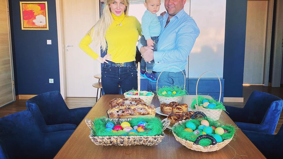 Антония Петрова шашна с домашни козунаци за Великден (Снимки от празника й)