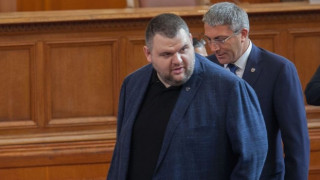 Делян Пеевски дари 263 000 лв. под формата на линейки (подробности)