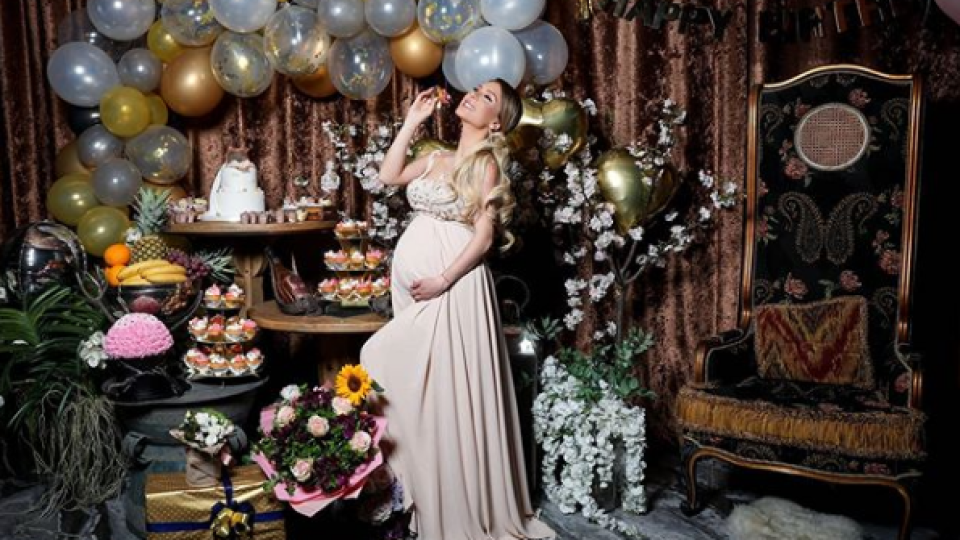 Бременната Ася Капчикова с пищен рожден ден (Вижте как отбеляза празника си - Снимки)