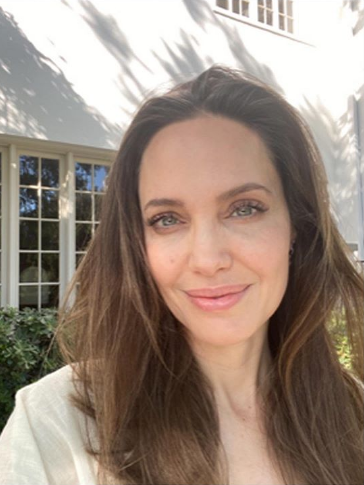 Анджелина Джоли се показа без капка грим (Вижте актрисата в дома й – Уникални снимки)