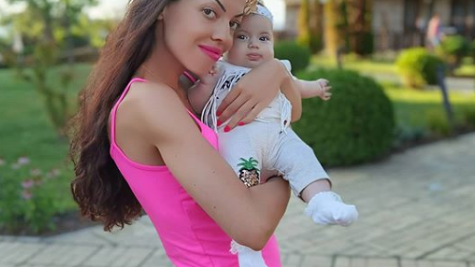 Славея  Сиракова заведе бебето на море (Вижте как разпуска семейно в Созопол - Снимки)