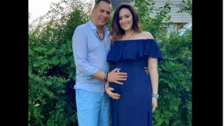 Бомба! Магапаса чака бебе от младото си гадже (Певецът става баща на 45 - Фото)