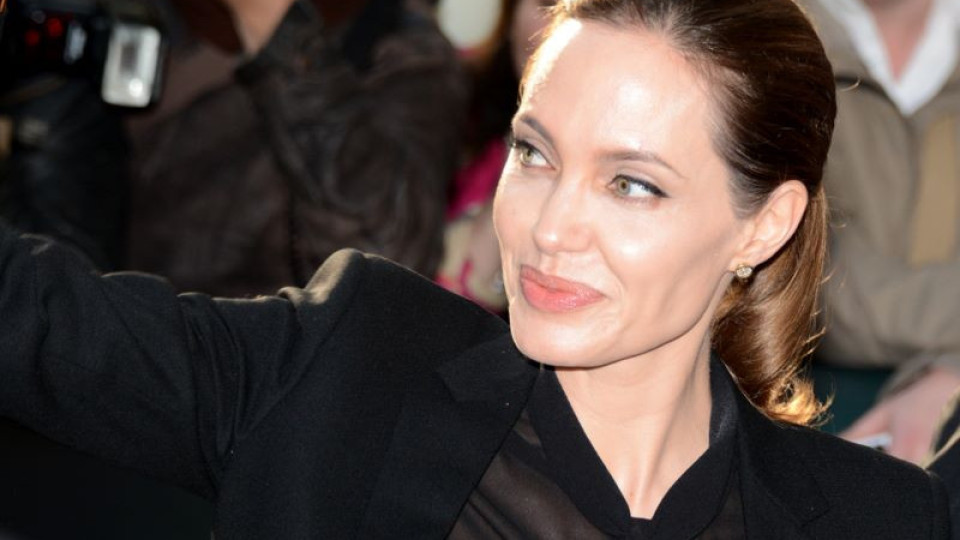 Анджелина Джоли използва децата, за да следи приятелките на Брад (Актрисата обсебена от бившия си)