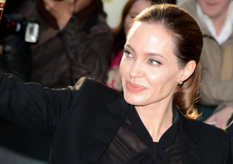 Анджелина Джоли следи Брад чрез децата сн. Уикимедия