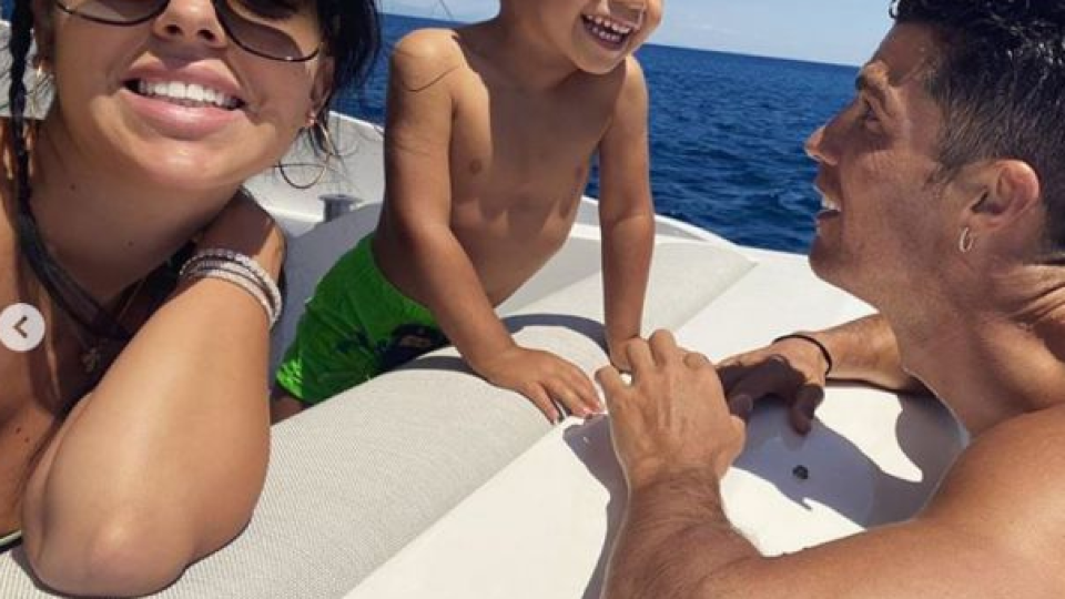 Роналдо и Джорджина се глезят на яхта с децата (Снимки от ваканцията им)