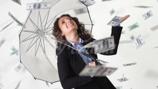 Дъжд от пари! За тези зодии през цялото лято