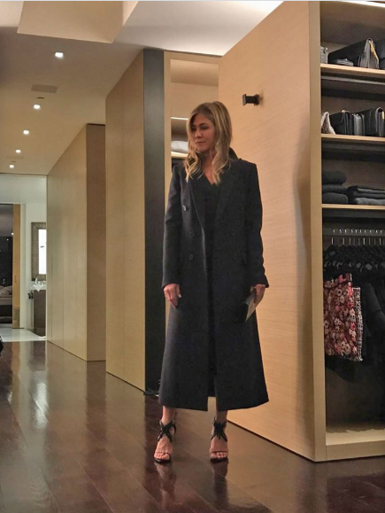 Ким Кардашиян се шири в луксозна съблекалня от 4 стаи (Вижте огромните гардероби на звездите - Снимки) - Снимка 8