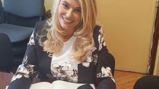 Секси ли? Ева Веселинова се изложи с тоалет на лелка (Вижте модния й гаф - Снимки)