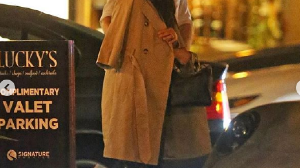 Бременната Меган Маркъл крие наедряло коремче с широки дрехи (Вижте я на вечеря с Хари – Снимки)
