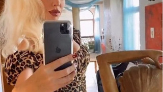 Луна се шири в палат за 100 бона на морето (Вижте за какво похарчи хонорара от Капките - Фото)