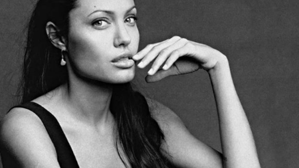 Анджелина Джоли: Чувствам се незначителна и малка! (Актрисата проговори за депресията след развода)