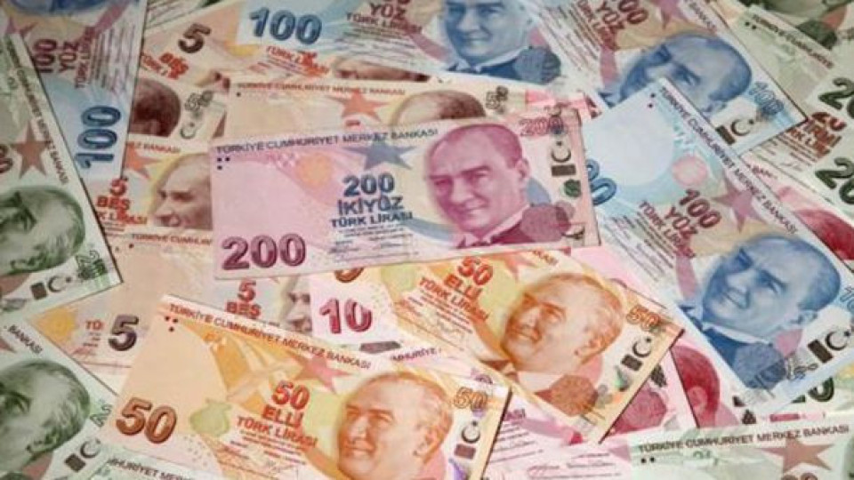 Защо турската лира продължава да пада?
