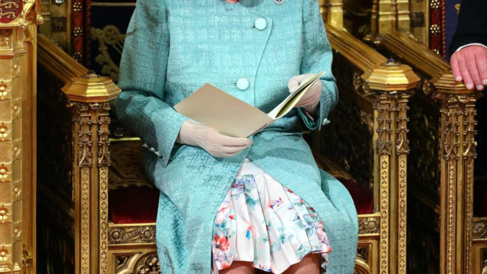 Кралица Елизабет II зарязва братовчедките си в психиатрия: Нямах избор! (Всичко за срамната ѝ тайна)