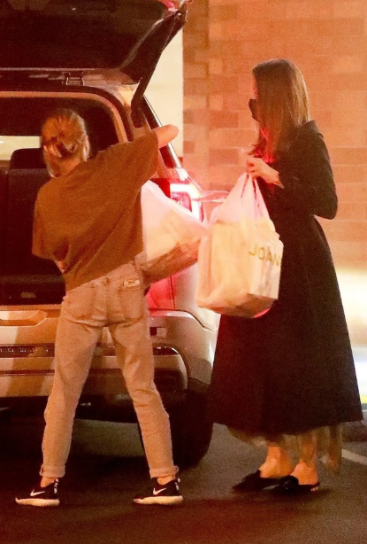 Глезла ли? Щерката на Анджелина Джоли мъкне торби с покупки вместо майка си (Вижте колко порасна Вивиан – Снимки) - Снимка 3