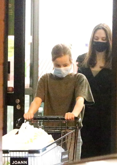 Глезла ли? Щерката на Анджелина Джоли мъкне торби с покупки вместо майка си (Вижте колко порасна Вивиан – Снимки)