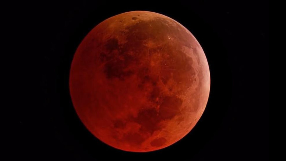 Поредното лунно затъмнение ни застига: Какво съветват астролозите?