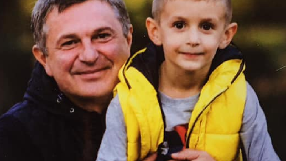 Синът на Милен Цветков копие на починалия журналист (Вижте колко порасна Боян – Снимки)