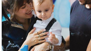 Хазал Кая сияе от щастие с порасналия си син (Вижте как отбеляза рожденият му ден - Снимки)