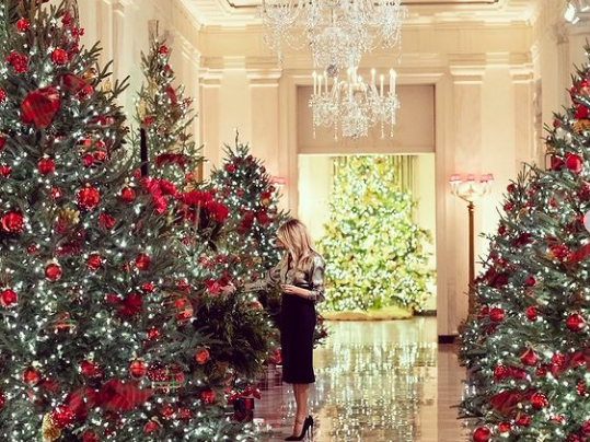 Мелания Тръмп украси Белия дом за последно (Вижте как грее резиденцията за Коледа – Снимки) - Снимка 2
