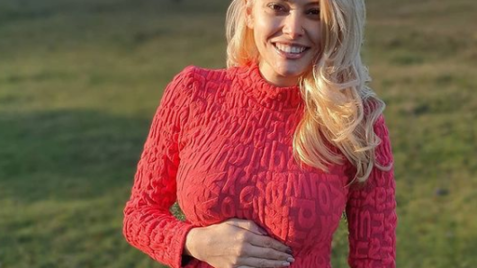 Бременната Ева Веселинова се показа с наедряло коремче (Блондинката очаква близнаци - Снимки)