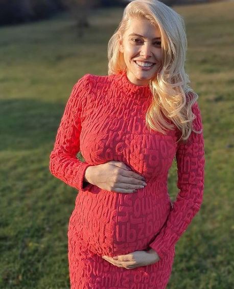 Бременната Ева Веселинова се показа с наедряло коремче (Блондинката очаква близнаци - Снимки)