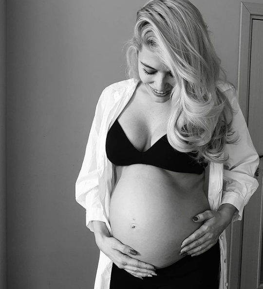 Бременната Ева Веселинова се пусна само по коремче (Вижте как сияе в очакване на близнаците – Снимка)