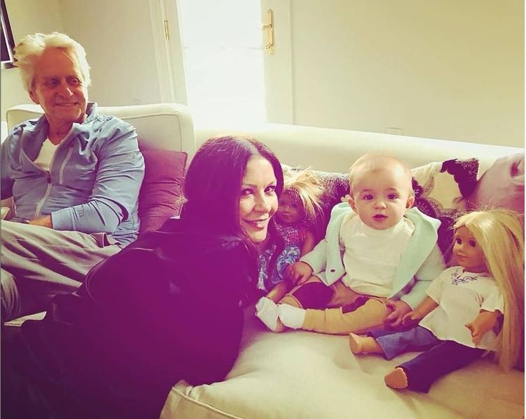 Майкъл Дъглас и Катрин Зита-Джоунс с ново бебе в семейството сн. Инстаграм 