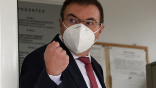 Първата ваксина у нас беше поставена на здравния министър!