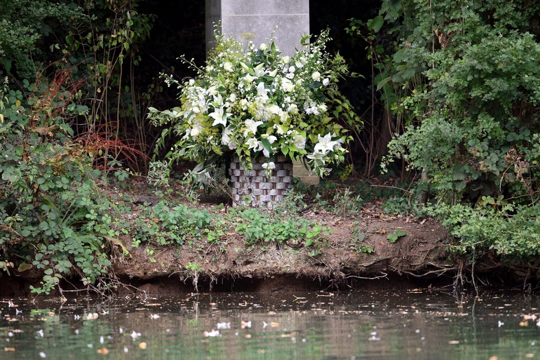 Гробът на принцеса Даяна е в ужасяващ вид (СНИМКИ) - Снимка 3