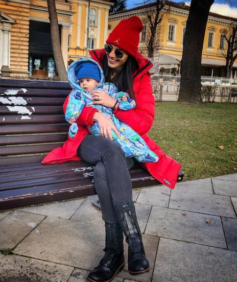 Без задръжки! Луиза Григорова кърми бебето в парка (Звездата сама се похвали + нови снимки с Бран)