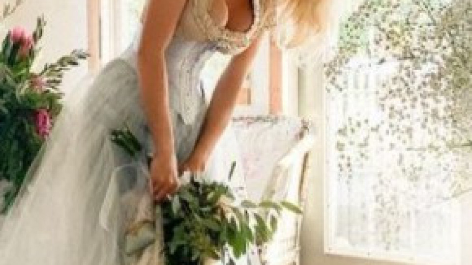 Памела Андерсън се омъжи за пети път (Сексбомбата се врече на бодигард навръх Бъдни вечер - Фото от церемонията)