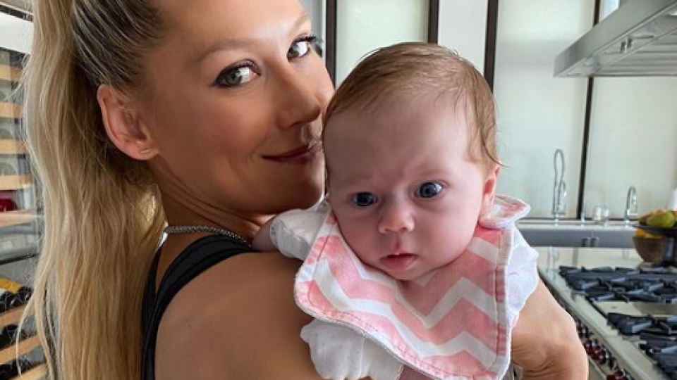 Анна Курникова показа едногодишната си дъщеря (Вижте колко порасна Мери – Снимки)
