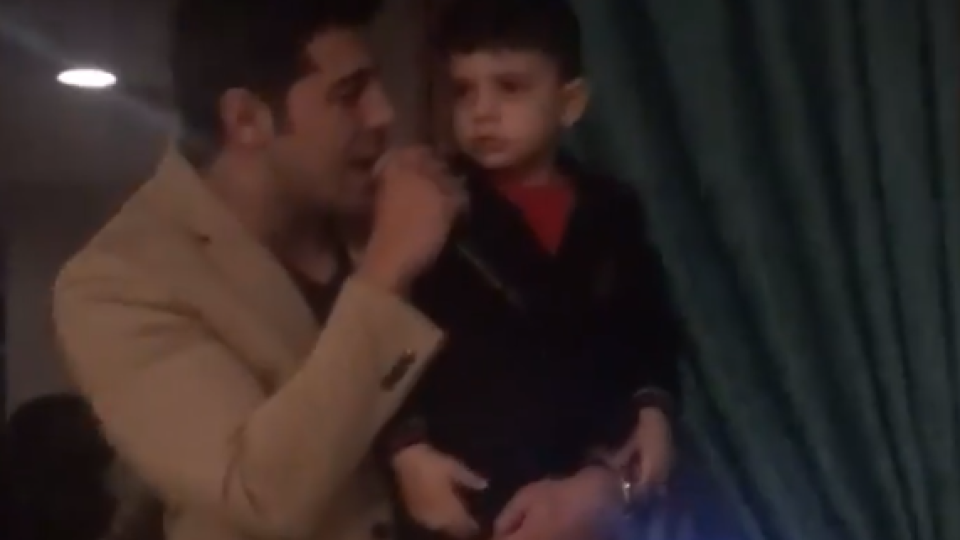 Синът на Фики Стораро тръгна по стъпките на баща си (2-годишният мъник пропя – Видео)