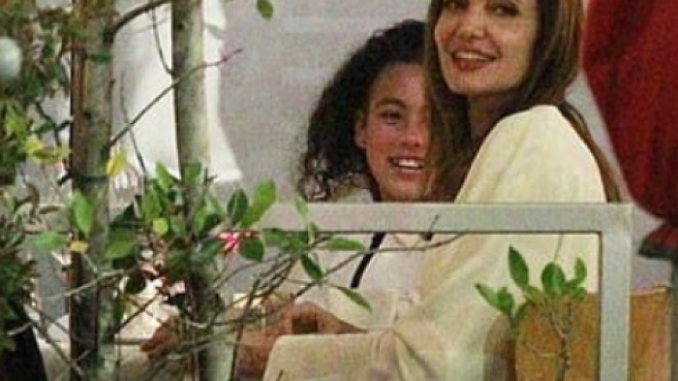 Анджелина Джоли сияе след развода (Актрисата събра погледите в стилна бяла рокля - Снимки)