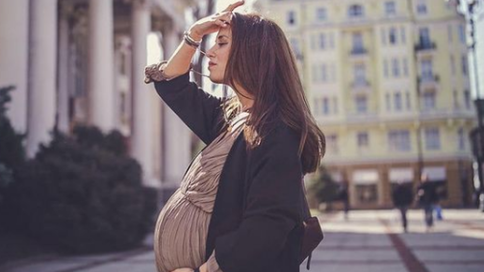 Бременната Радина Кърджилова пипна Covid-19 (Вирусът съсипа актрисата – Снимки)