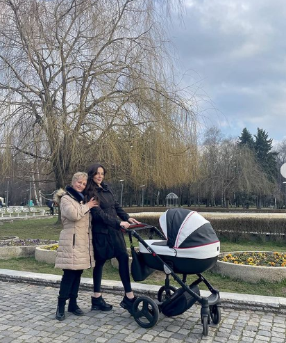 Симона Загорова изведе бебето в парка (Вижте я в топ форма след раждането – Снимки) - Снимка 3