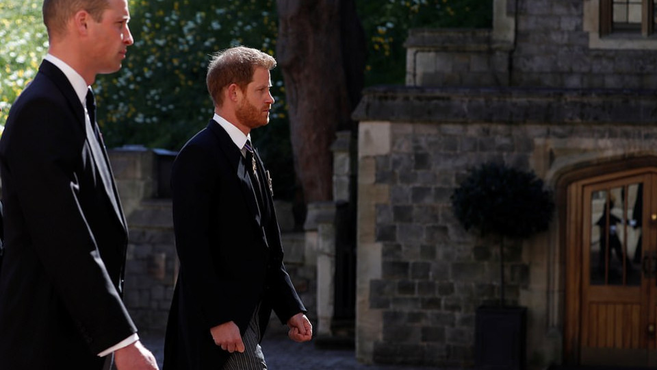 Принц Хари се сдобри с Уилям на погребението на Филип (Вижте колко са близки и с Кейт – Снимки)