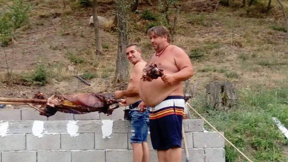A signal to PIK: Bosses of the Green cooking barbeque in an eco-village with European money (a shocking photo) A signal to PIK: Bosses of the Green cooking barbeque in an eco-village with European money (a shocking photo)