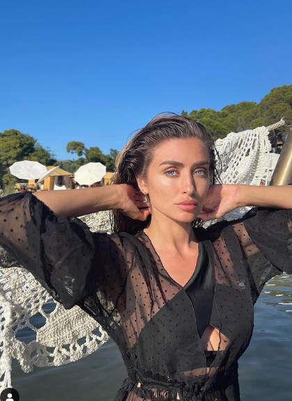 Свенлива ли? Саня Борисова се пусна по секси бански (Актрисата се разхвърля в Гърция – Снимки)