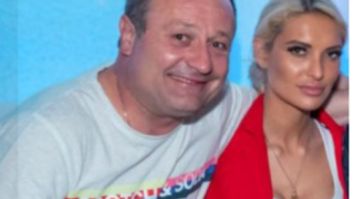 Митко Рачков изненада Анита с огромен букет за 22-ия РД (Влюбените с луд купон за празника – Снимки)