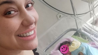 Мъжът на Мария Илиева я прибра с бебето (Вижте певицата на  фото от изписването)