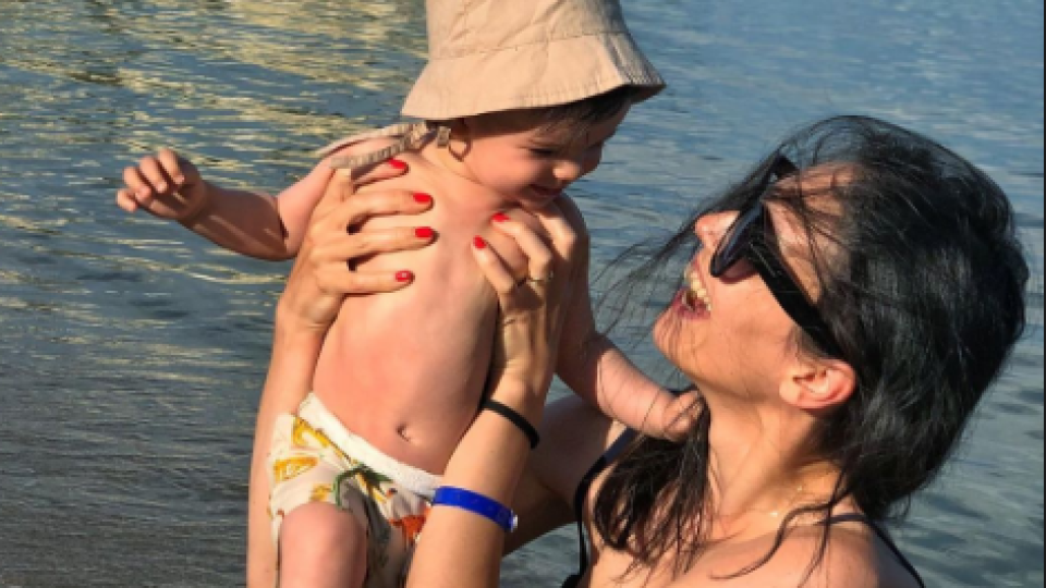 Луиза Григорова със сина си и майка си на море (Вижте как се забавляват с Бран – Снимки)