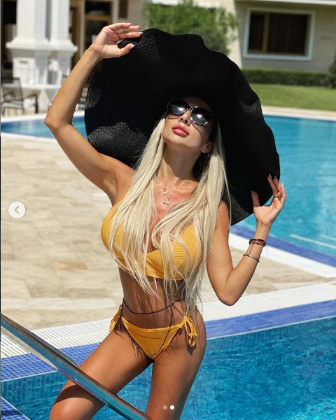 Русата Златка кърши прелести на морето