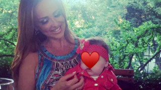 Докато Симона пее по заведенията: Глория заведе внучката на море (Вижте как се забавляват - Снимки)