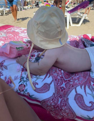 Глория умили с ново фото на внучката си (6-месечната Галина прави слънчеви бани на плажа)