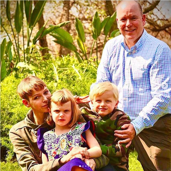 Принцеса Шарлийн прикотка мъжа си и децата в Южна Африка